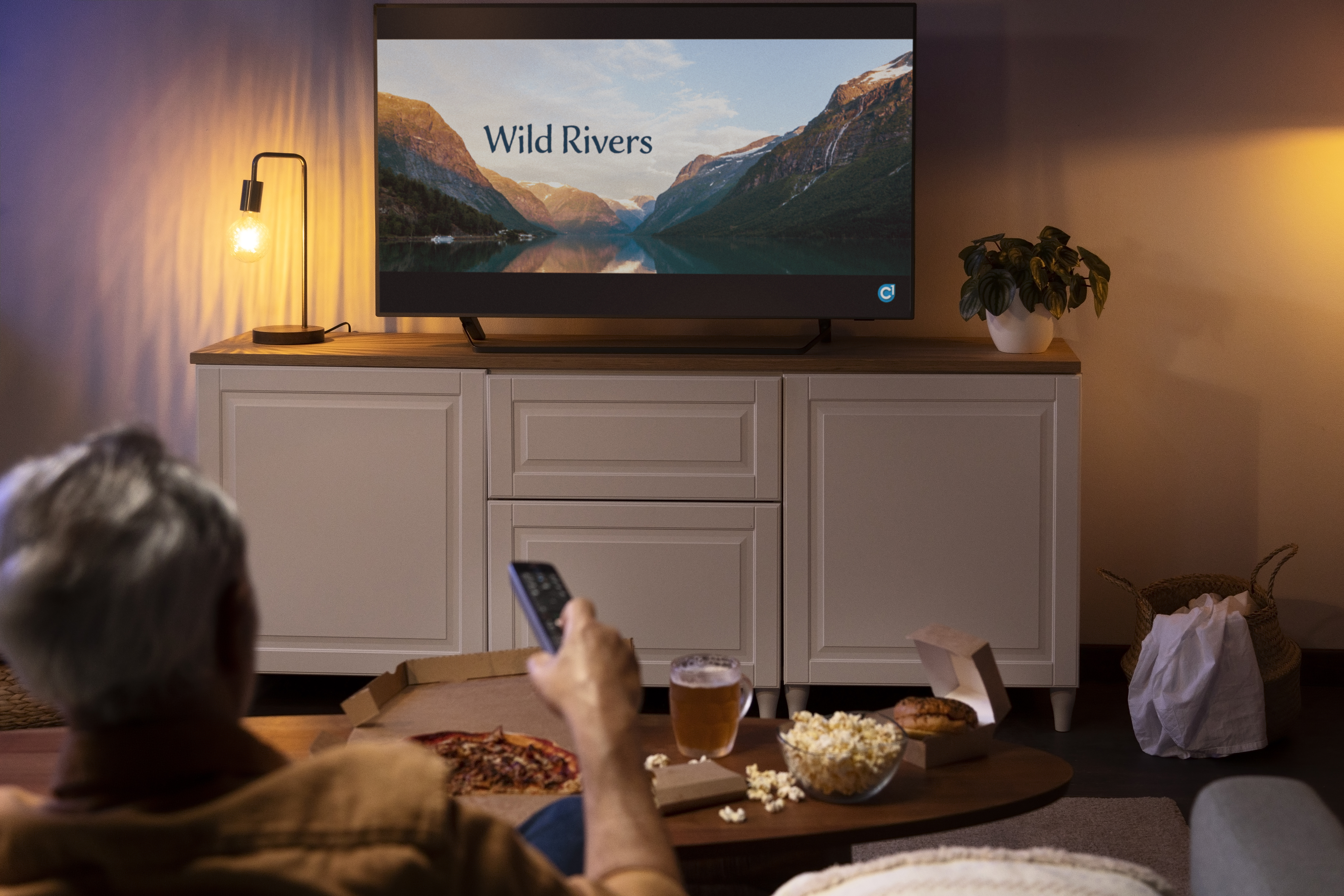 Personne regardant la télévision